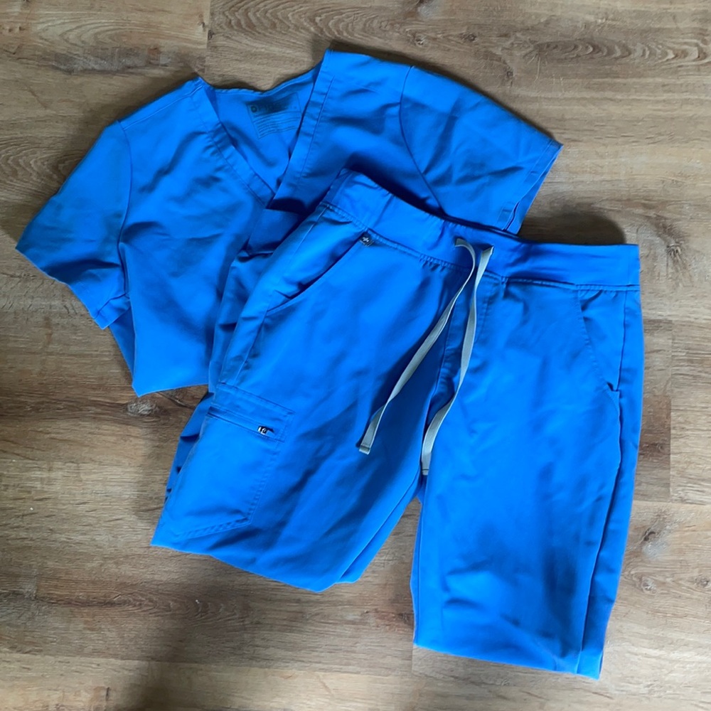 Light blue FIGS jogger scrub set ( top and bottom)